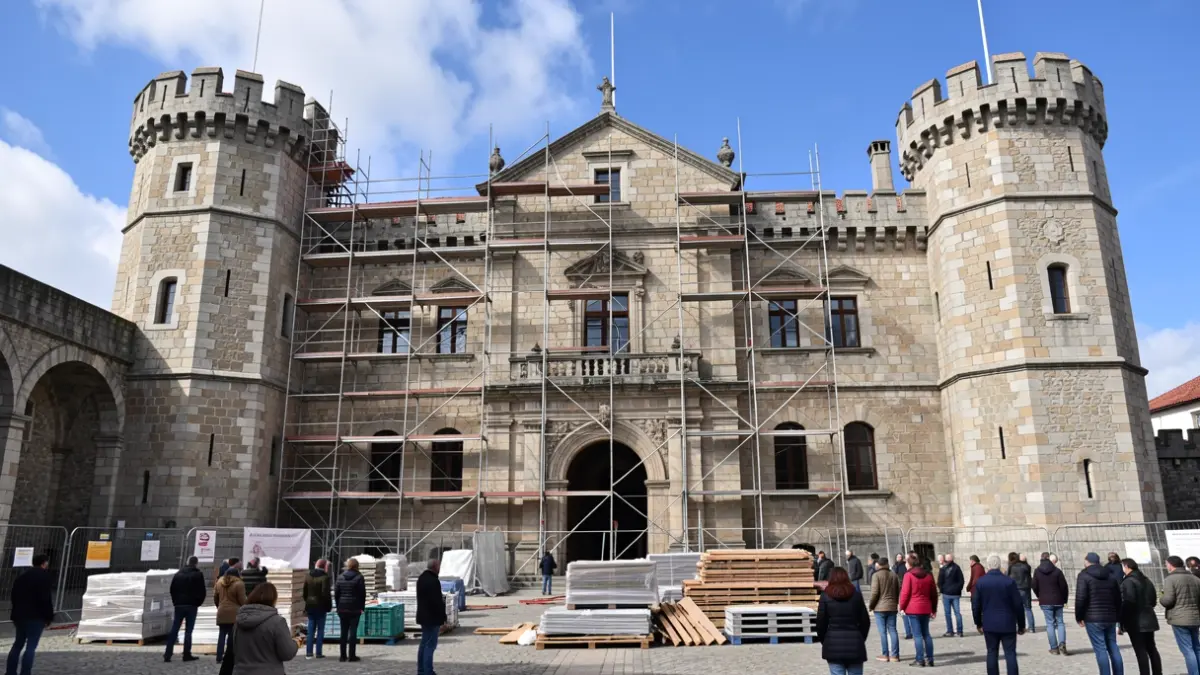 Imaxe xenérica de obras de construción nun edificio histórico.