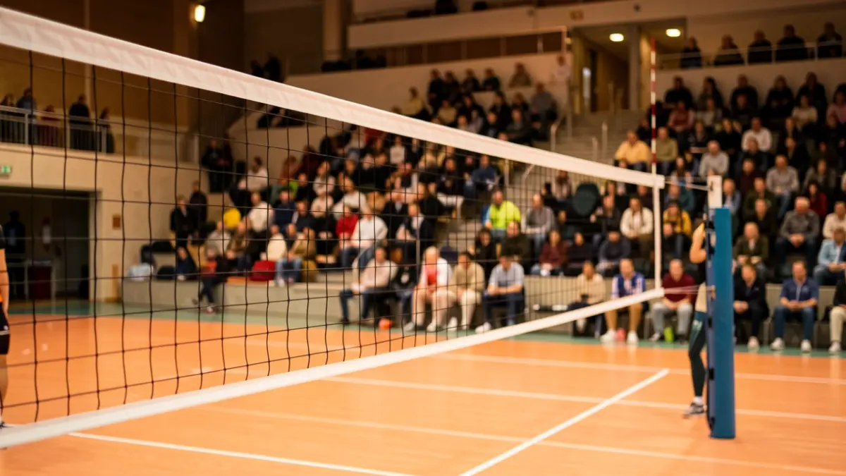 Imaxe xenérica dunha cancha de voleibol con rede e bancadas difuminadas.
