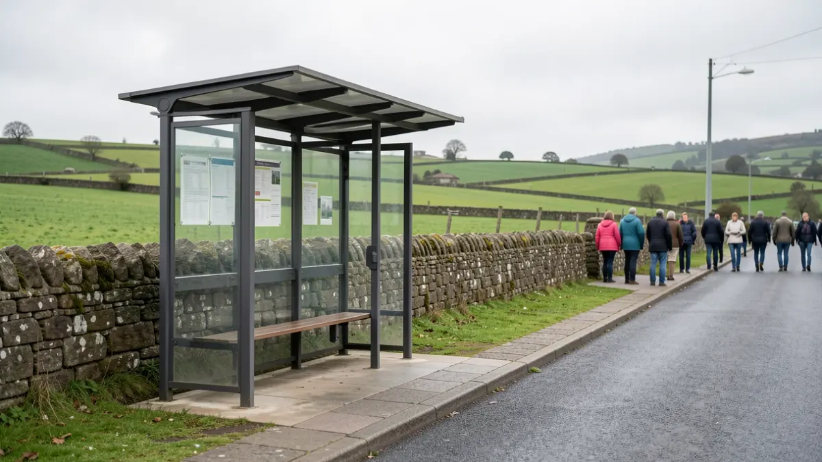 Imagen genérica de una parada de autobús en un entorno rural gallego.
