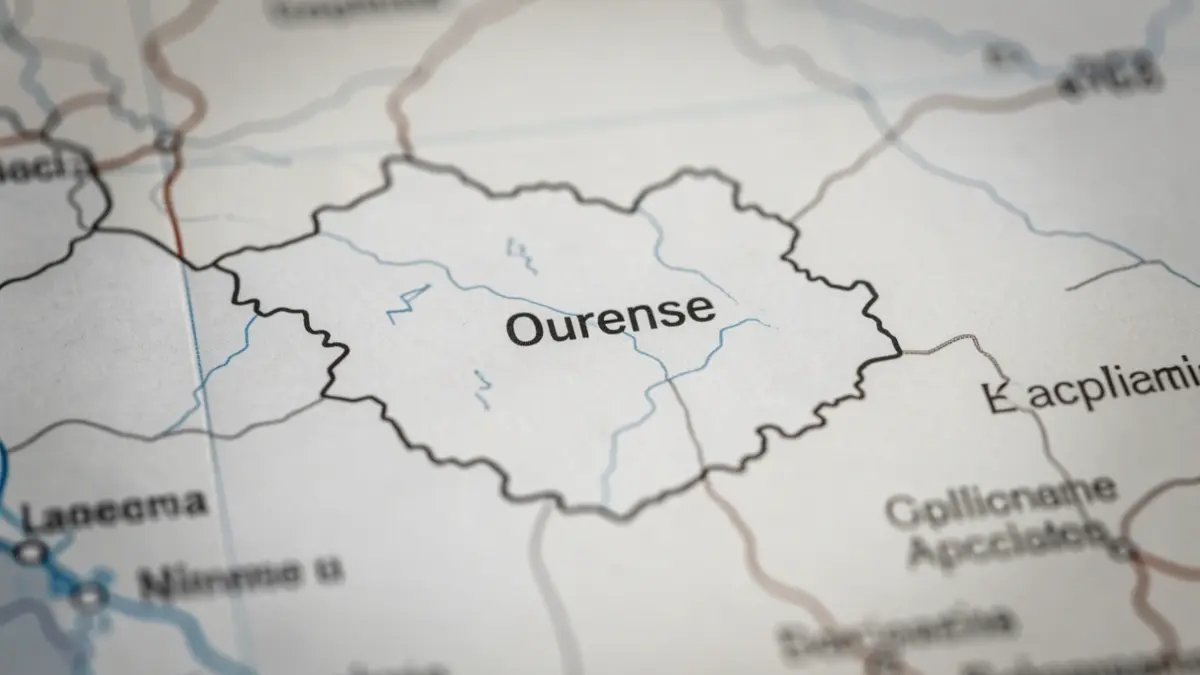 Imaxe xenérica de Galicia coa provincia de Ourense destacada e gráficos que indican baixos números de aspirantes sanitarios.