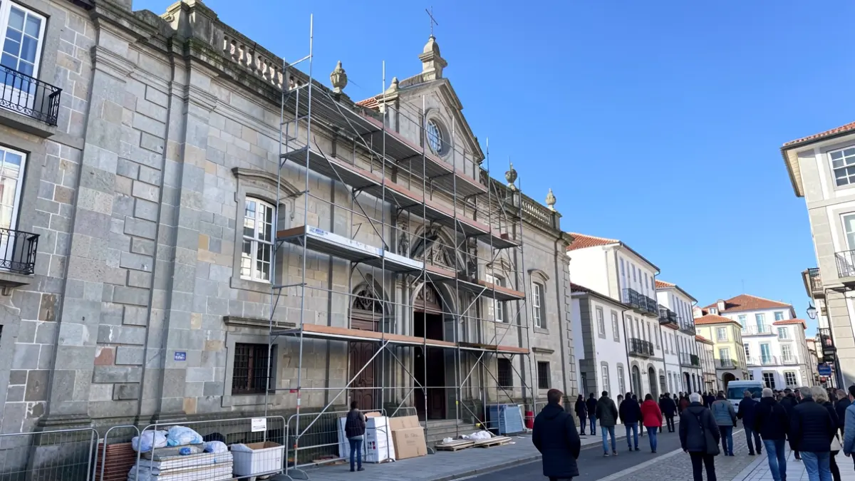 Fachada do convento de San Francisco na Coruña con obras de rehabilitación.