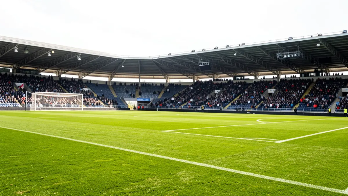 Imaxe xenérica dun campo de fútbol baleiro.