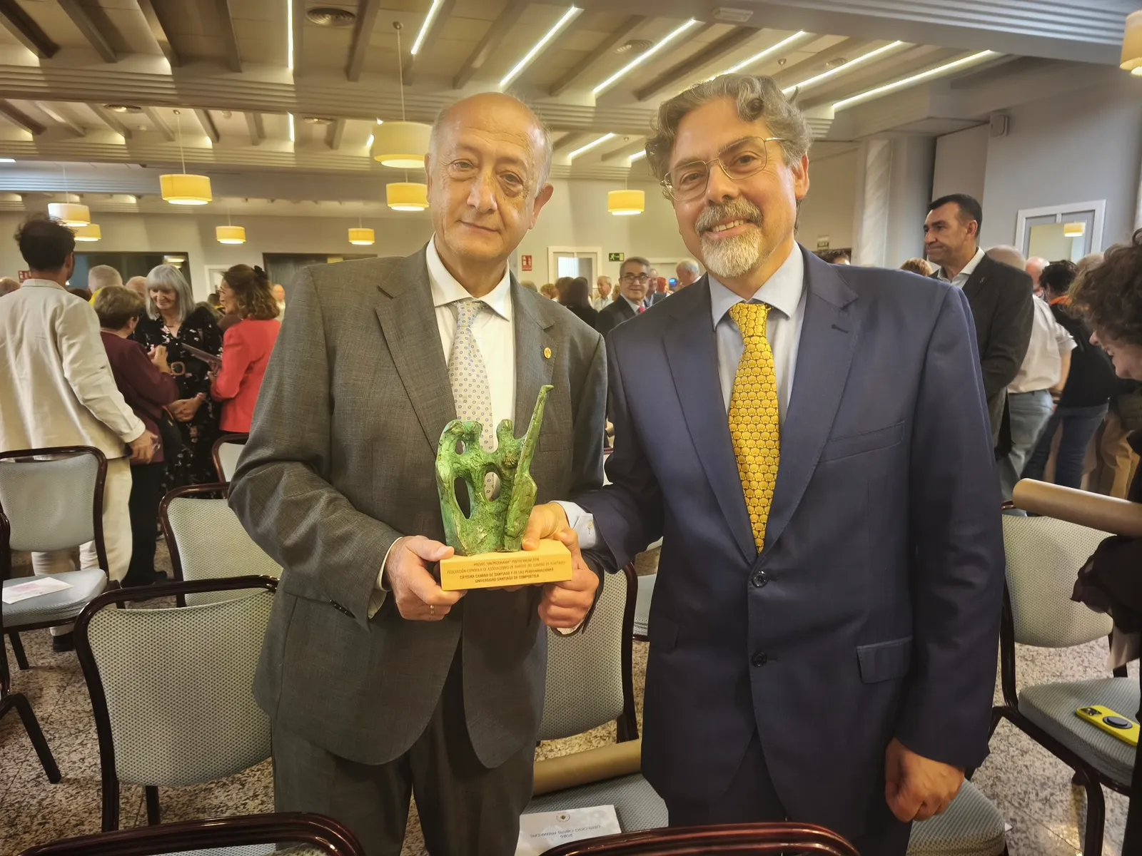 De esquerda a dereita, os profesores Domingo Luis González Lopo e Miguel Taín Guzmán co premio