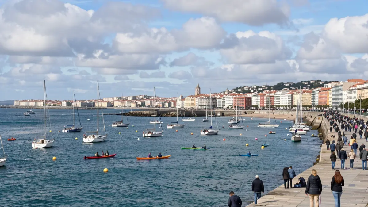 Imaxe xenérica de embarcacións de vela e piraguas na baía da Coruña.