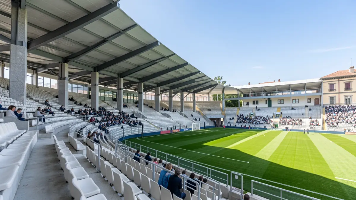 Imaxe xenérica dunhas bancadas de campo de fútbol modernas con cuberta e céspede.
