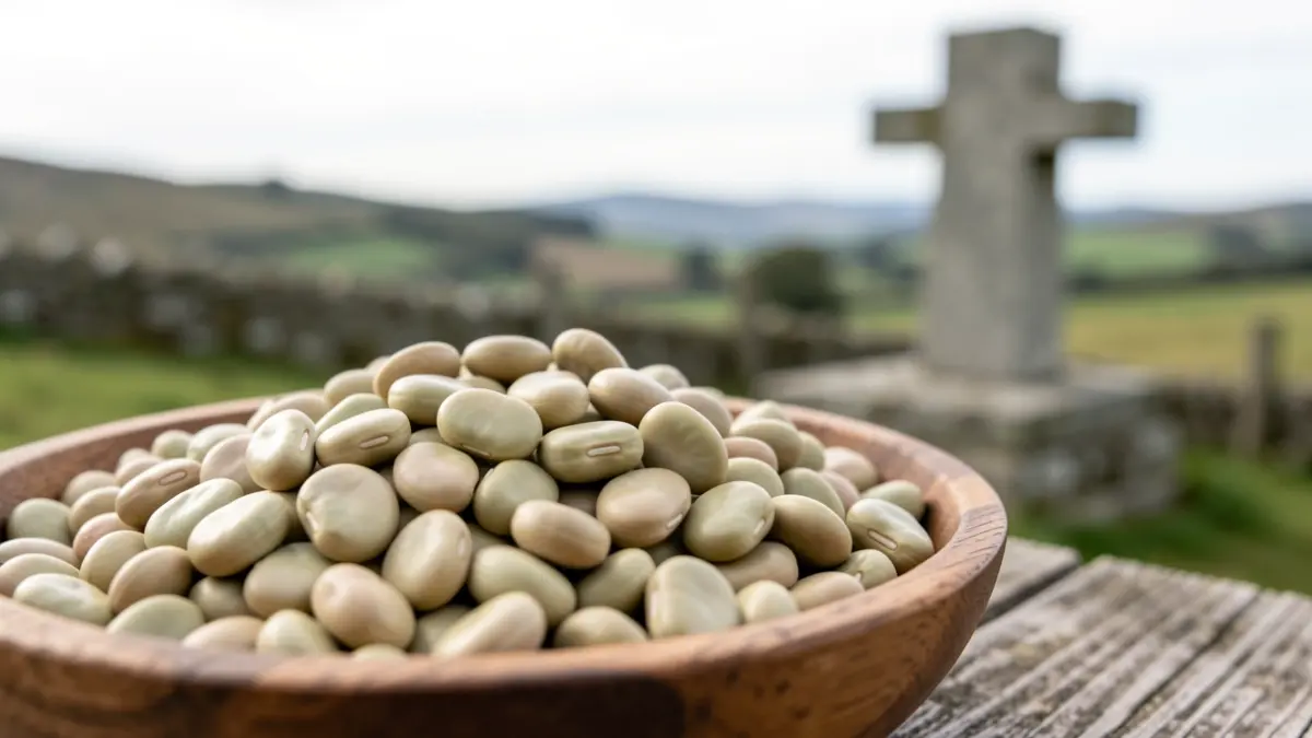 Imaxe dunha fornada de fabas frescas nunha cunca de madeira rústica, con fondo rural galego e cruceiro.