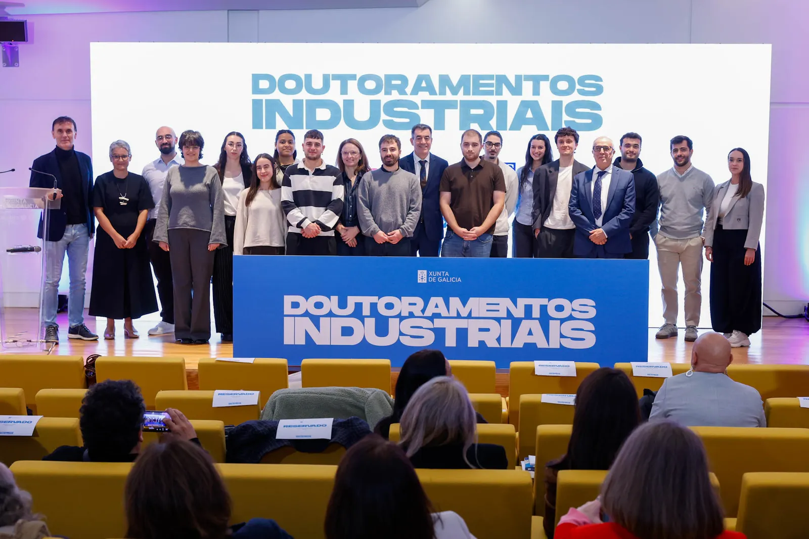 Foto de familia de autoridades e persoal investigador. FOTO: Xunta de Galicia