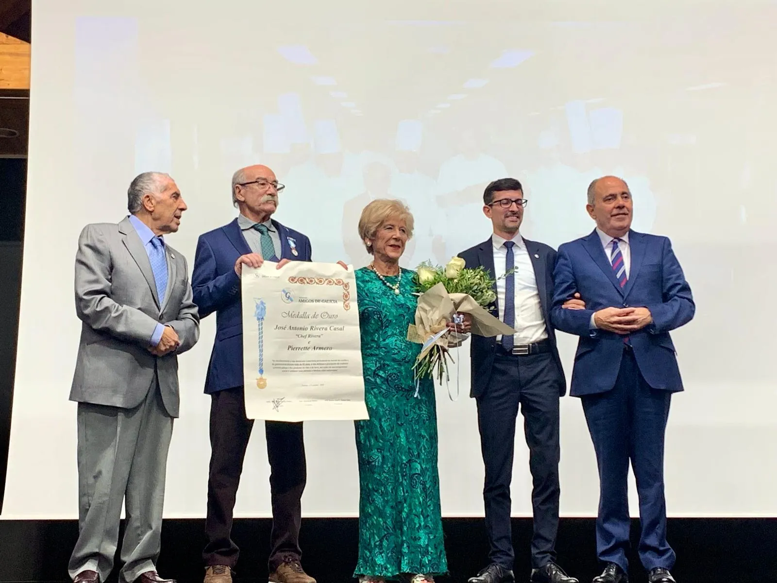 Chef Rivera e Pierrette Armero reciben a Medalla de Ouro da Fundación Amigos de Galicia