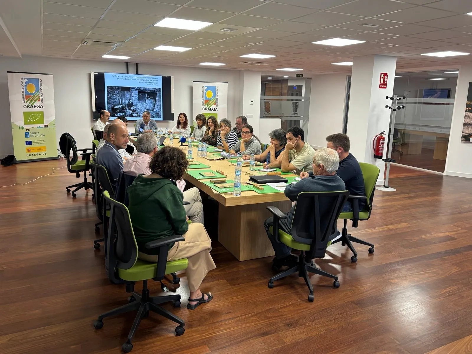 A sesión naceu coa vontade de crear un primeiro espazo de encontro entre o CRAEGA, os actores do sector ecolóxico galego e o persoal investigador do iTERRA.