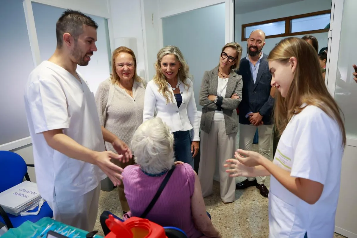 Martina Aneiros anima aos maiores de Ferrolterra a vacinarse contra a gripe