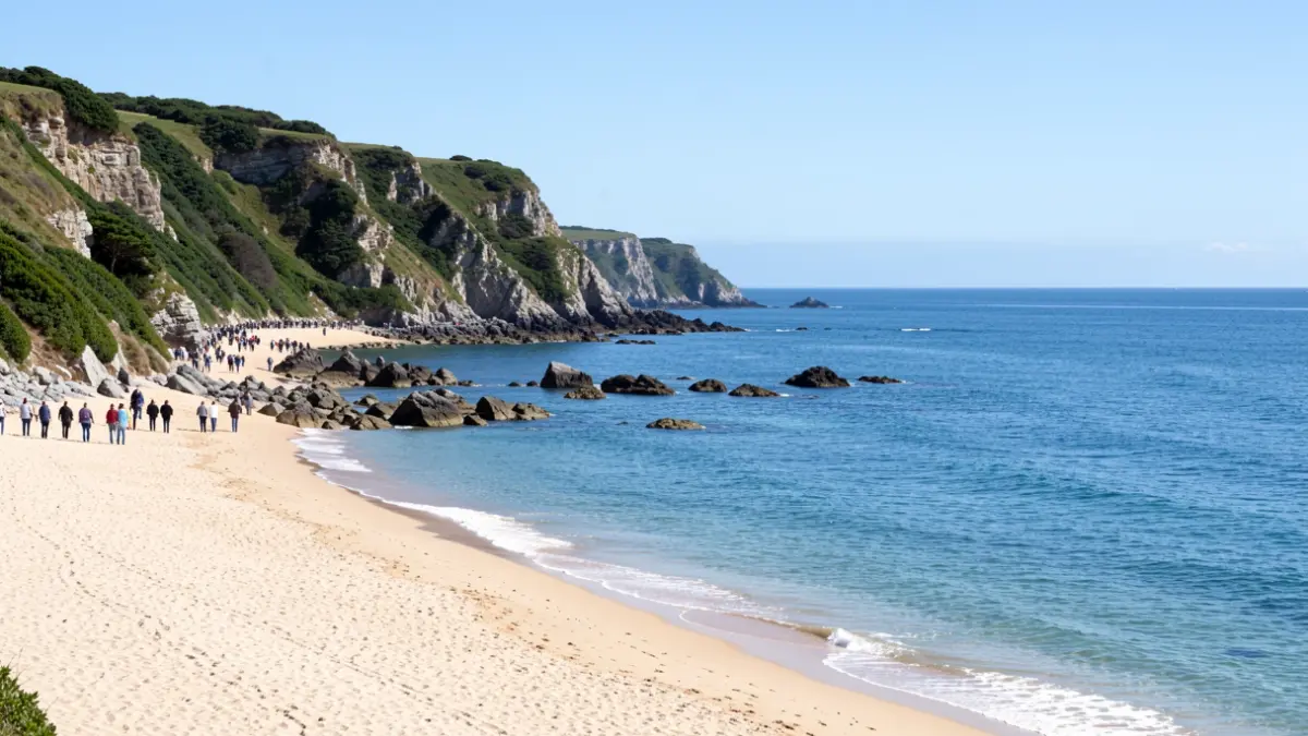 Imaxe xenérica de costa galega con praia e mar.