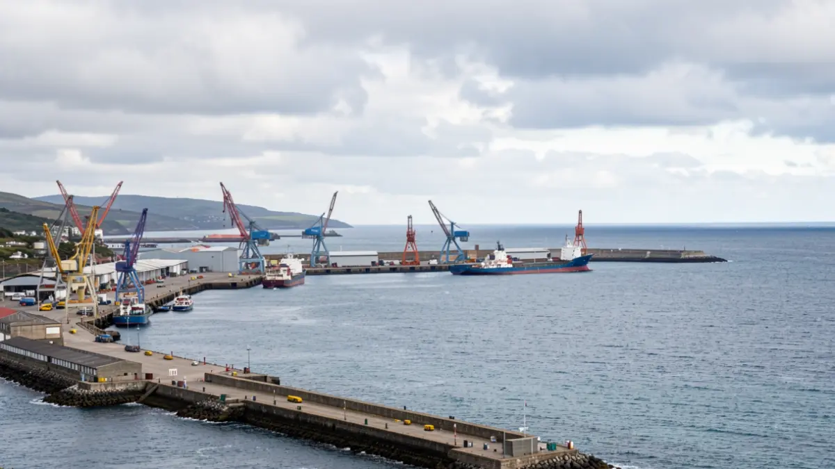 Imagen genérica de infraestructuras portuarias gallegas bajo un cielo nublado.