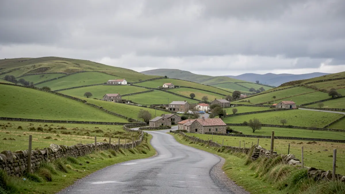 Imaxe xenérica dunha paisaxe rural galega con outeiros verdes e casas de pedra baixo un ceo anubrado.