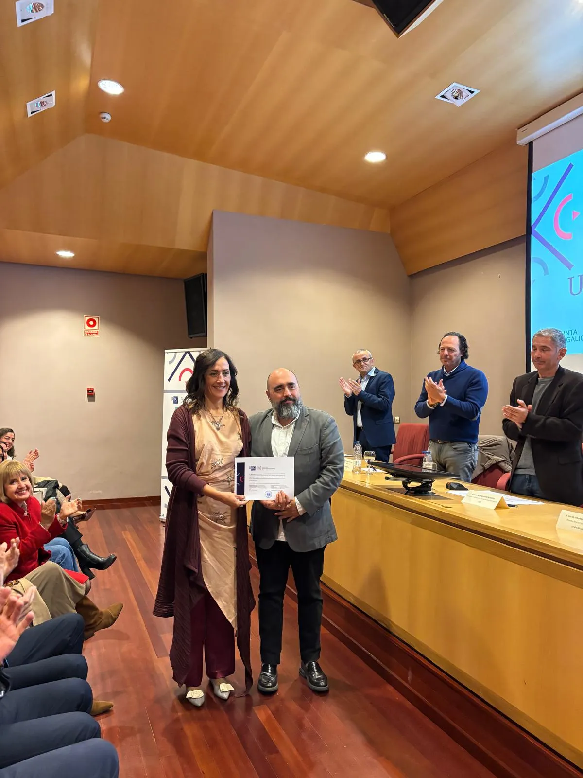 A premiada recibe o galardón de mans do director xeral de Patrimonio