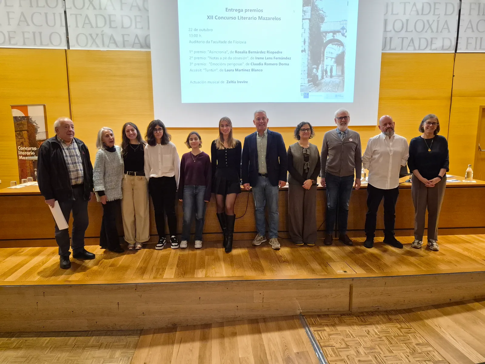 Foto de familia de participantes e persoas premiadas