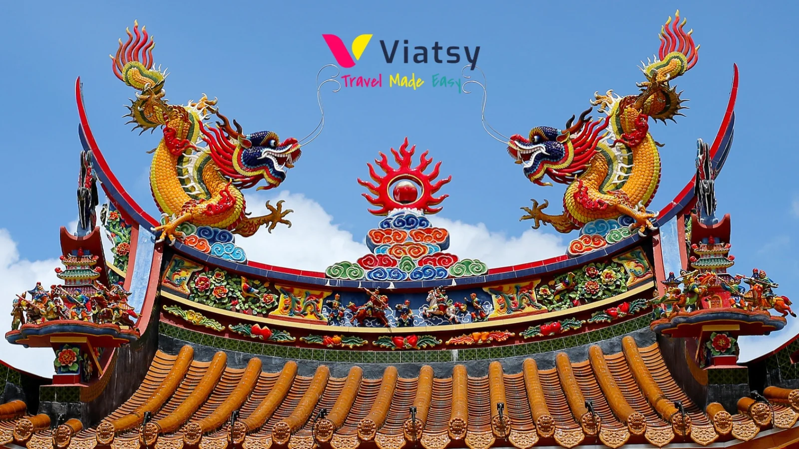 Logotipo de Viatsy sobre un tellado tradicional chinés decorado con dragóns