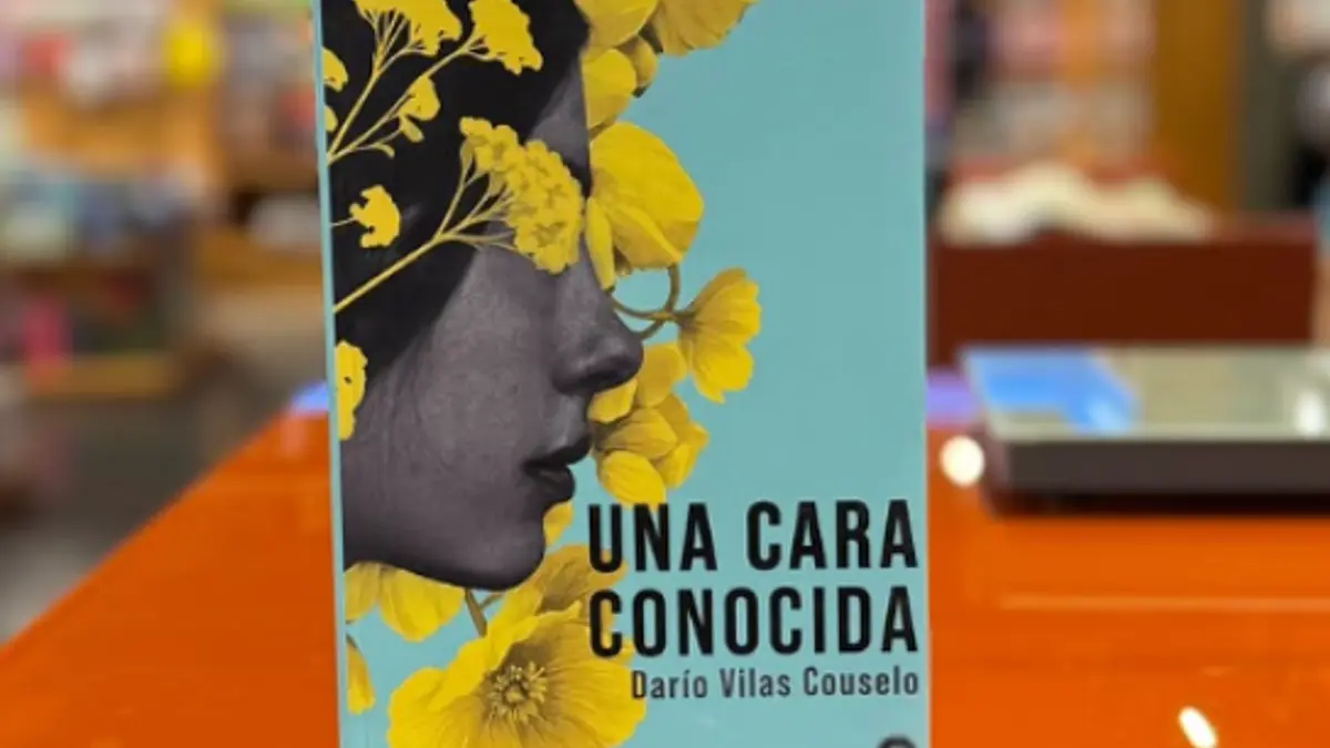 Imagen de un libro titulado 'Una cara conocida' con un fondo urbano difuminado al anochecer.