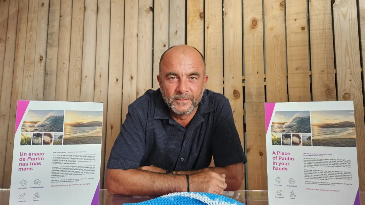 Un trofeo impreso en 3D con forma de ola rompiendo, que incorpora arena de la playa de Pantín.