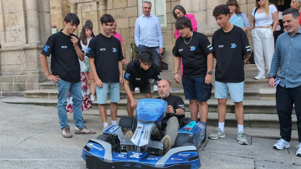 Gonzalo Jácome sentado en el kart eléctrico azul de Ziptie Motorsport, rodeado por el equipo de estudiantes.